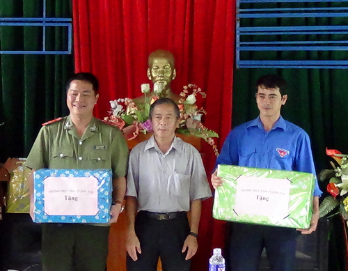 Đồng chí Đào Xuân Quý tặng quà chiến sĩ mùa hè xanh tại xã Đăk Tờ Lùng